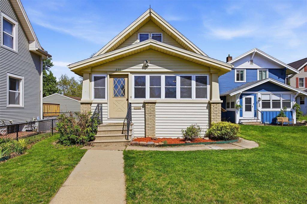 231 Highland Dr NW, Cedar Rapids, IA 52405