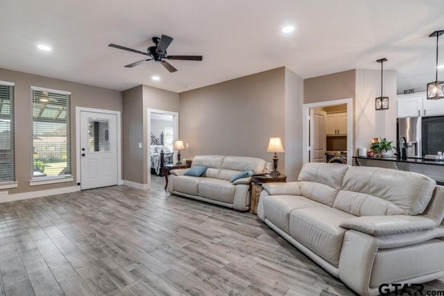 17409 Crossing Circle, Lindale, TX 75771