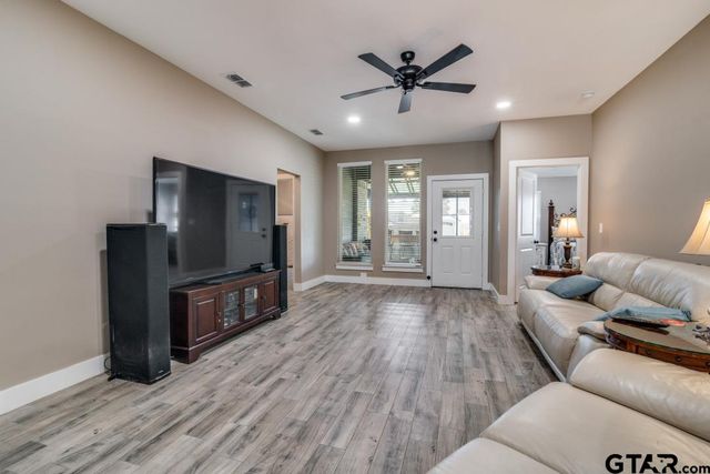 17409 Crossing Circle, Lindale, TX 75771