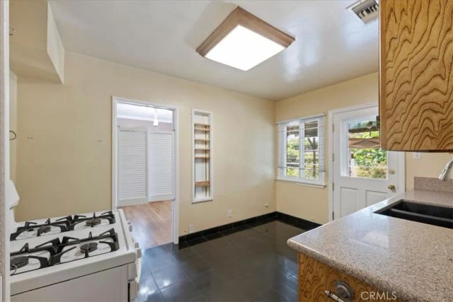 1613 N Pepper, Burbank, CA 91505