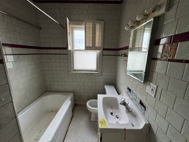 5500 W WARWICK Avenue, Chicago, IL 60641