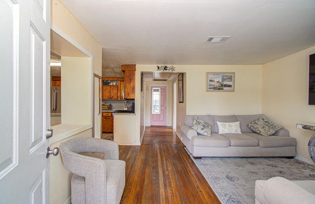 981 S Victory Drive, Houston, TX 77088