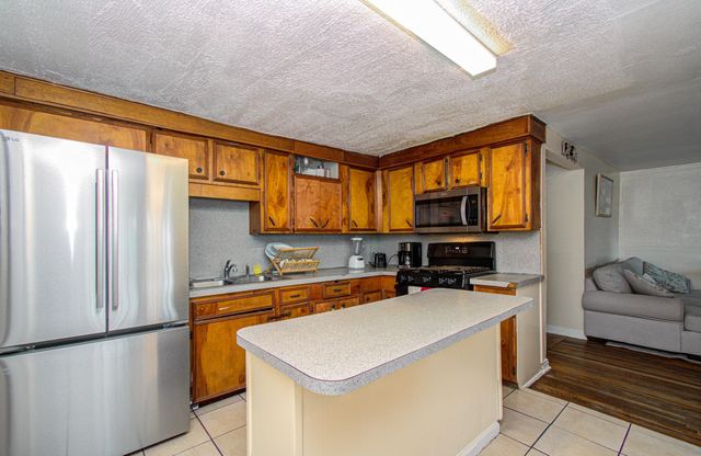 981 S Victory Drive, Houston, TX 77088