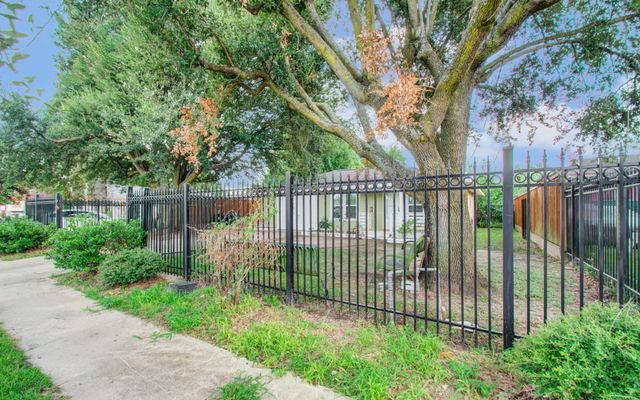 981 S Victory Drive, Houston, TX 77088
