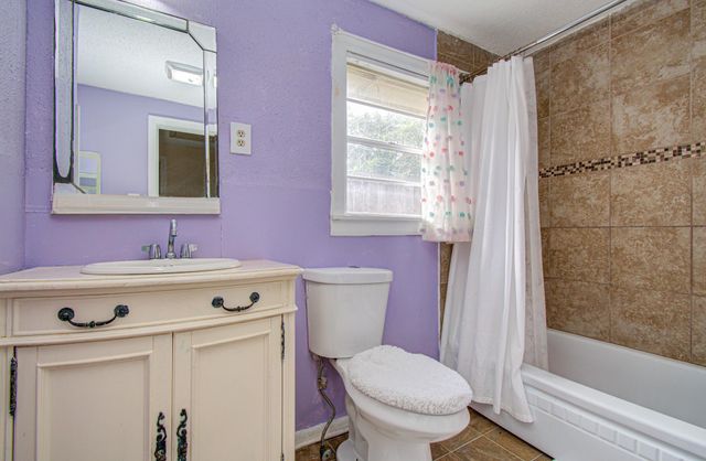 981 S Victory Drive, Houston, TX 77088