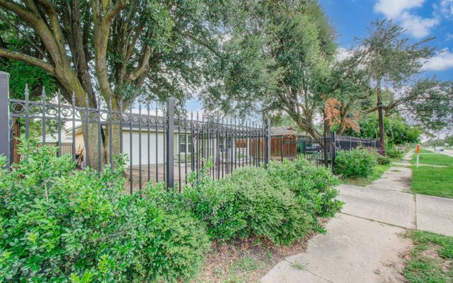 981 S Victory Drive, Houston, TX 77088