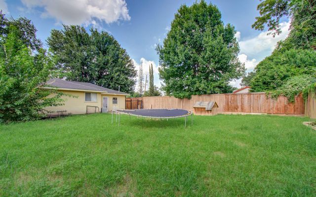 981 S Victory Drive, Houston, TX 77088