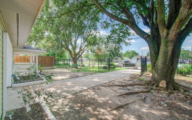 981 S Victory Drive, Houston, TX 77088