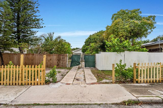 818 Briggs Street, West Palm Beach, FL 33405