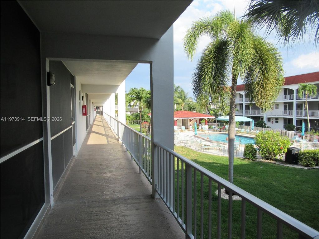 580 Egret Dr 216, Hallandale Beach, FL 33009