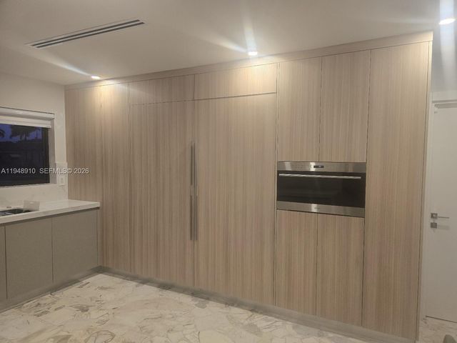 1201 Diplomat Pkwy, Hollywood, FL 33019