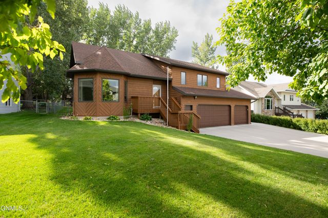 517 Brunswick Drive, Bismarck, ND 58503 property photo