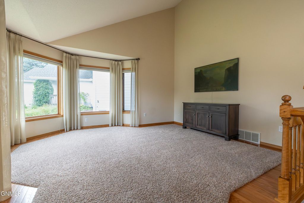 517 Brunswick Drive, Bismarck, ND 58503 photo 3