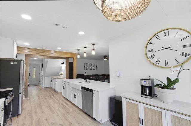 528 Summer Lake LN, Virginia Beach, VA 23454
