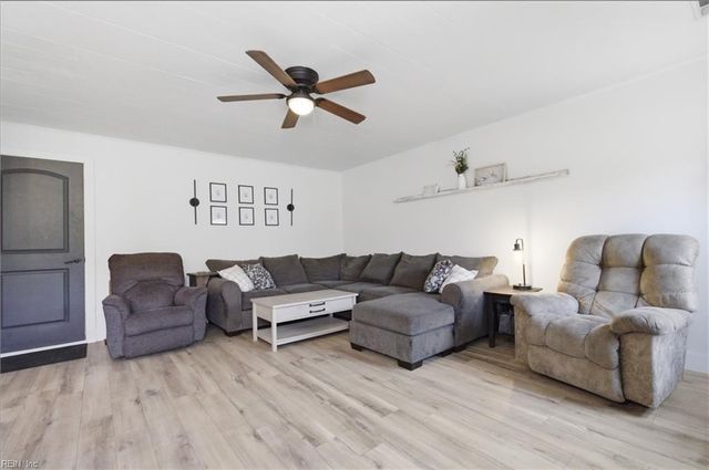 528 Summer Lake LN, Virginia Beach, VA 23454