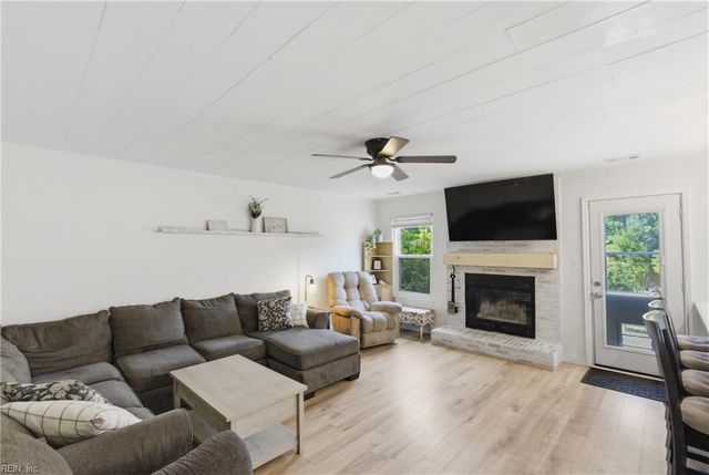 528 Summer Lake LN, Virginia Beach, VA 23454