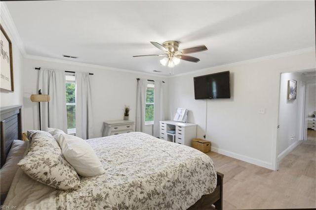 528 Summer Lake LN, Virginia Beach, VA 23454
