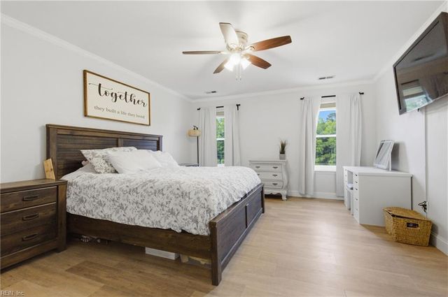 528 Summer Lake LN, Virginia Beach, VA 23454