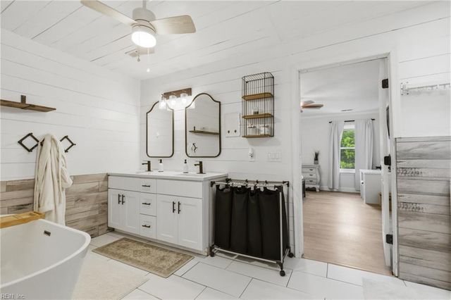 528 Summer Lake LN, Virginia Beach, VA 23454
