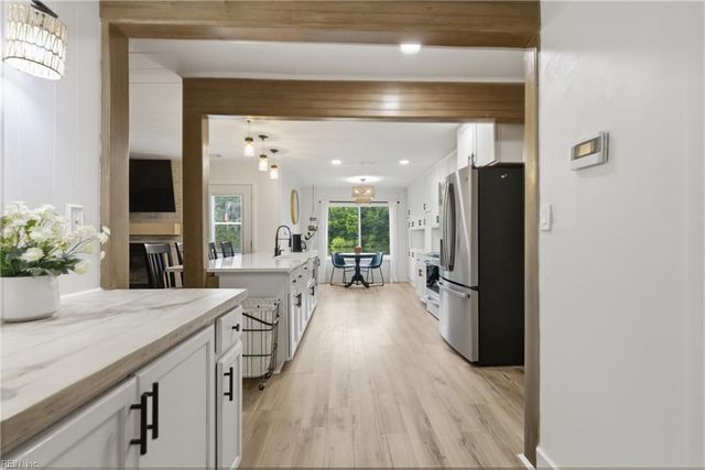 528 Summer Lake LN, Virginia Beach, VA 23454