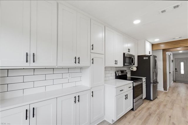 528 Summer Lake LN, Virginia Beach, VA 23454