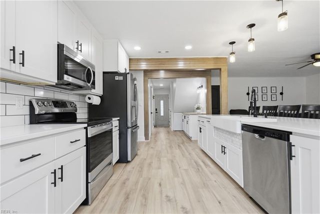 528 Summer Lake LN, Virginia Beach, VA 23454