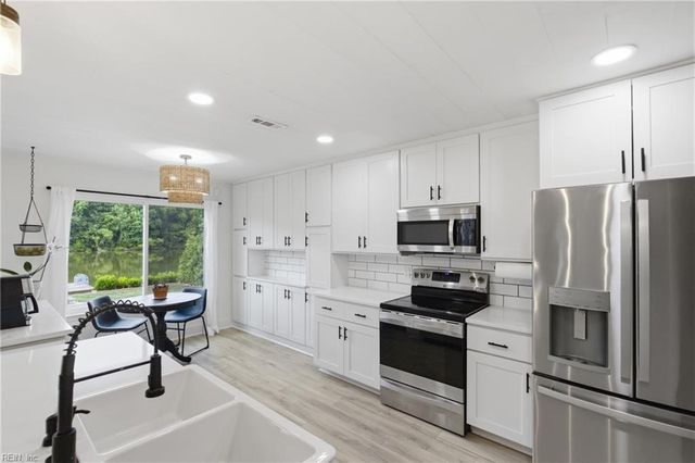 528 Summer Lake LN, Virginia Beach, VA 23454