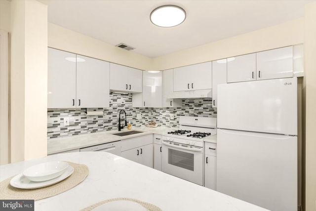 1125 WATERFORD DR, Edison, NJ 08817