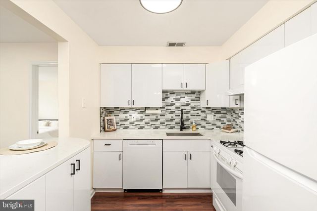 1125 WATERFORD DR, Edison, NJ 08817