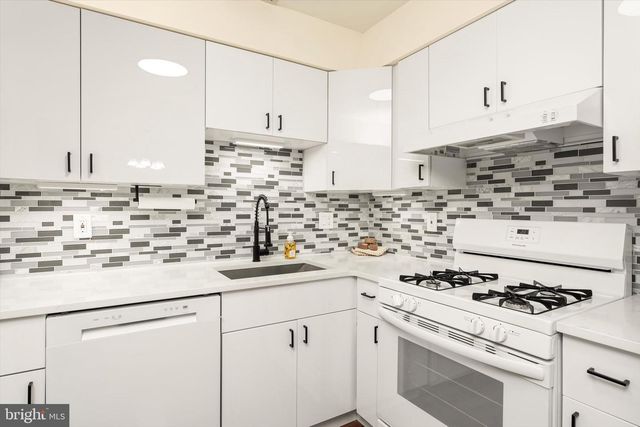 1125 WATERFORD DR, Edison, NJ 08817