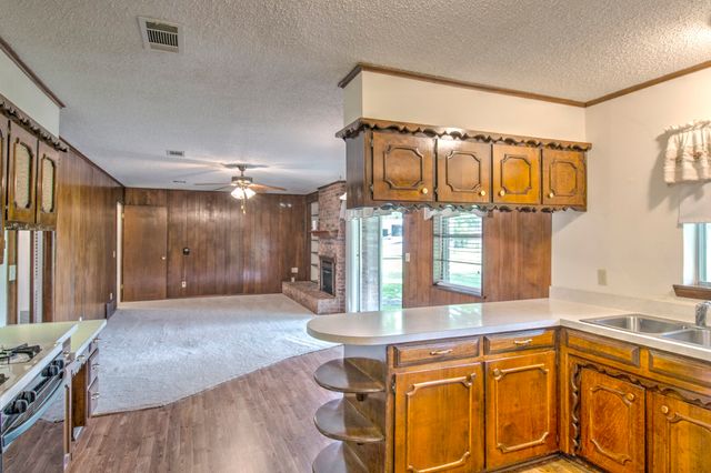 808 S Jefferson Street, Pilot Point, TX 76258