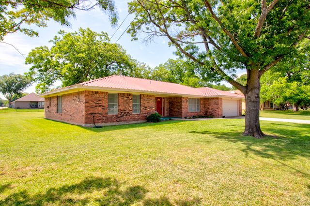 808 S Jefferson Street, Pilot Point, TX 76258