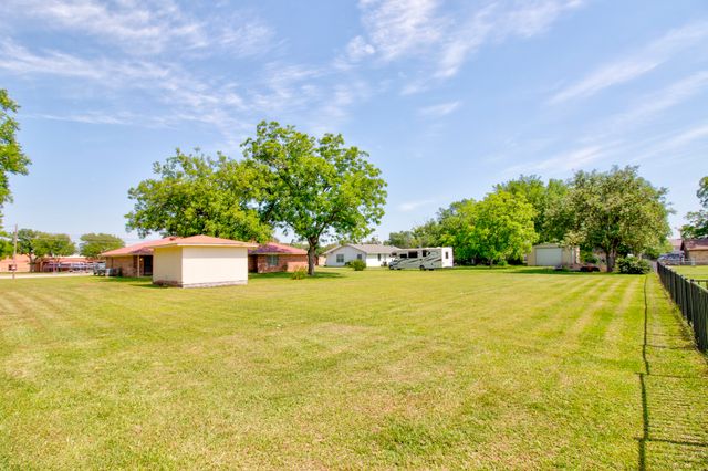 808 S Jefferson Street, Pilot Point, TX 76258