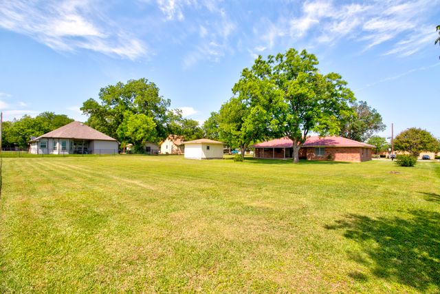 808 S Jefferson Street, Pilot Point, TX 76258