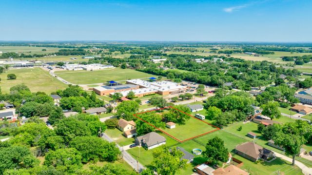 808 S Jefferson Street, Pilot Point, TX 76258