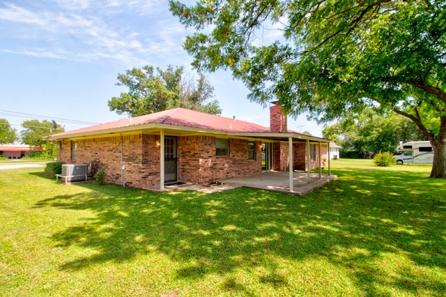 808 S Jefferson Street, Pilot Point, TX 76258