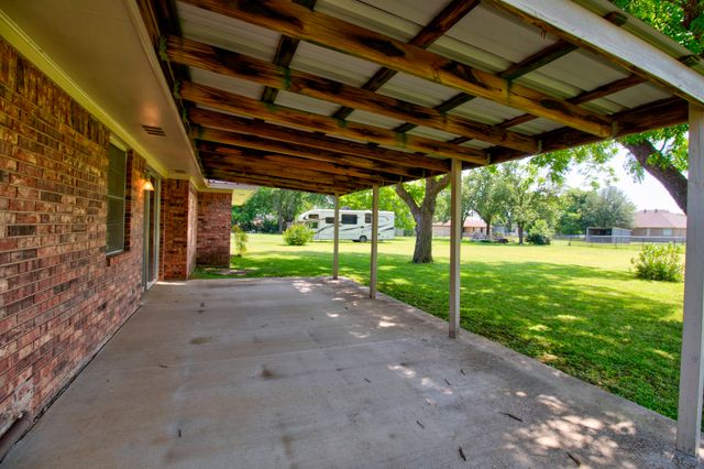 808 S Jefferson Street, Pilot Point, TX 76258