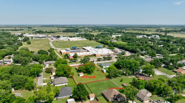 808 S Jefferson Street, Pilot Point, TX 76258