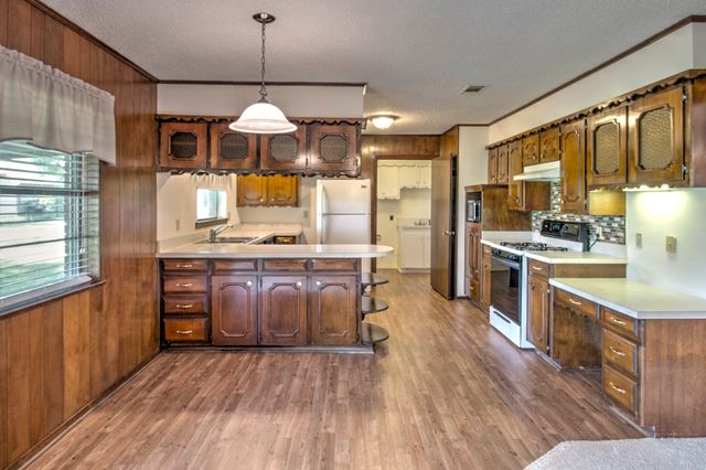808 S Jefferson Street, Pilot Point, TX 76258