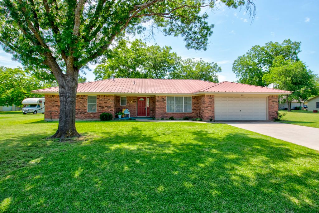 808 S Jefferson Street, Pilot Point, TX 76258