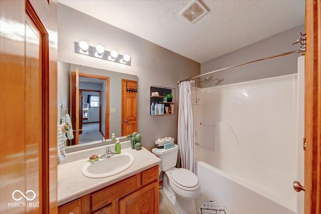 43 Pin Oak Court, Whiteland, IN 46184