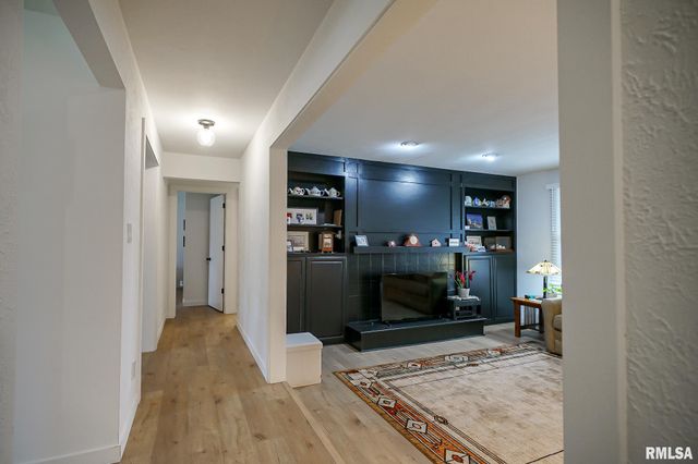 6305 N SUFFOLK Drive, Peoria, IL 61615
