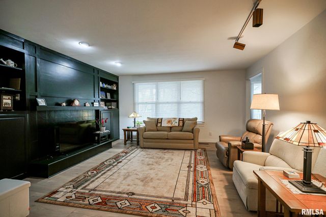 6305 N SUFFOLK Drive, Peoria, IL 61615