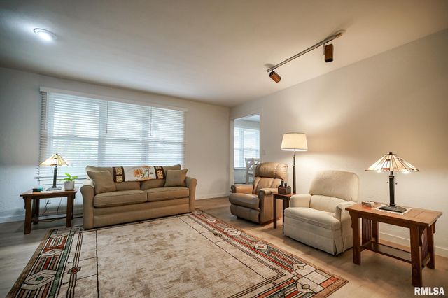 6305 N SUFFOLK Drive, Peoria, IL 61615