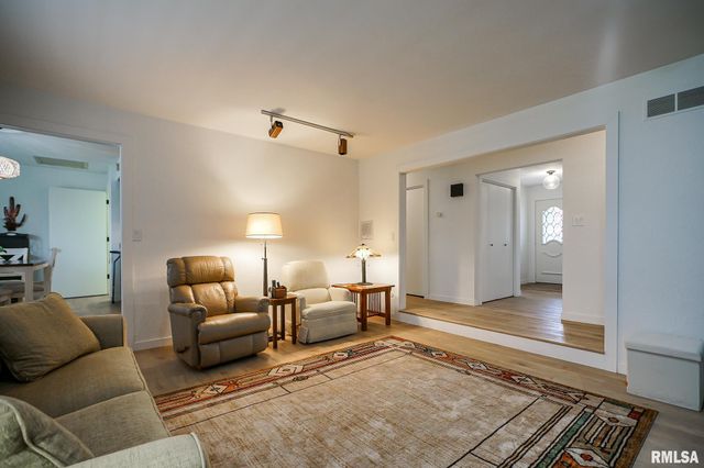 6305 N SUFFOLK Drive, Peoria, IL 61615