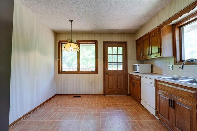 2811 Englewood Terrace, Independence, MO 64052
