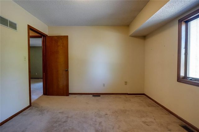 2811 Englewood Terrace, Independence, MO 64052