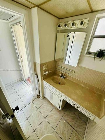 215 SE 3rd Ave 404A, Hallandale Beach, FL 33009