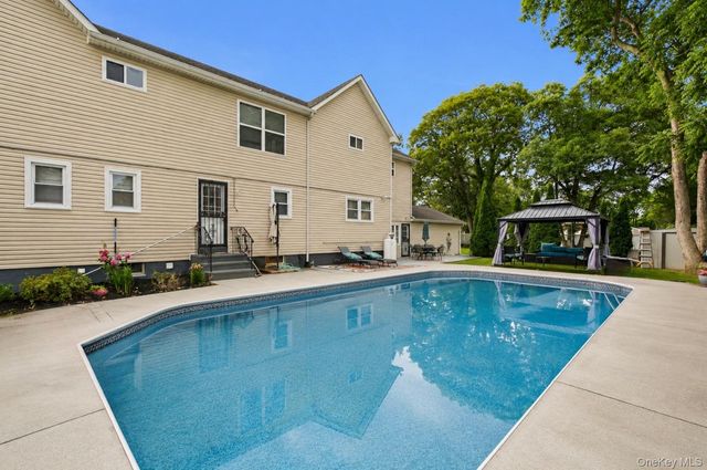 303 N Westchester Avenue N, West Babylon, NY 11704
