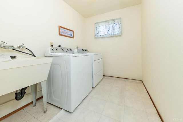 876 Daphne Lane, Lemoore, CA 93245